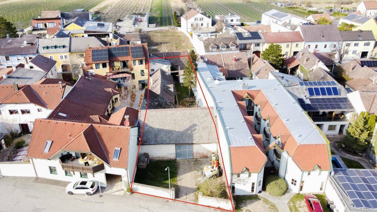 Übersicht des Anwesens von oben mit angrenzenden Gebäuden und ländlicher Umgebung.
