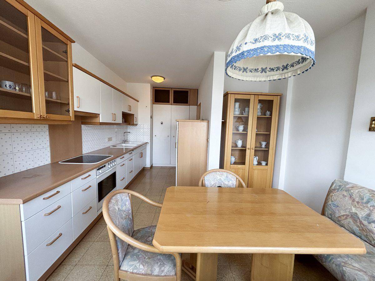 Geräumige Küche mit Essbereich, weißen Schränken und traditionellem Design.
