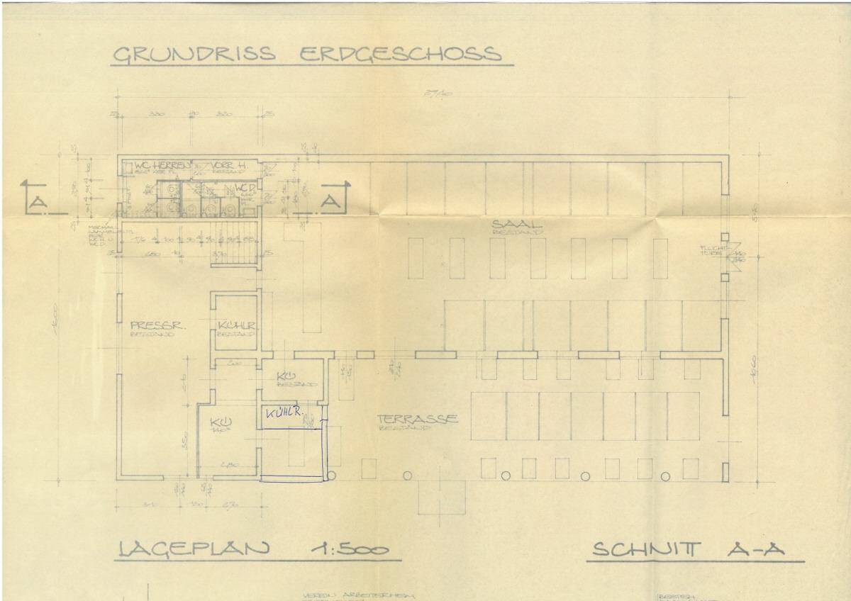 Grundriss des Erdgeschosses mit Aufteilung in Küche, WC, Saal und Terrasse.