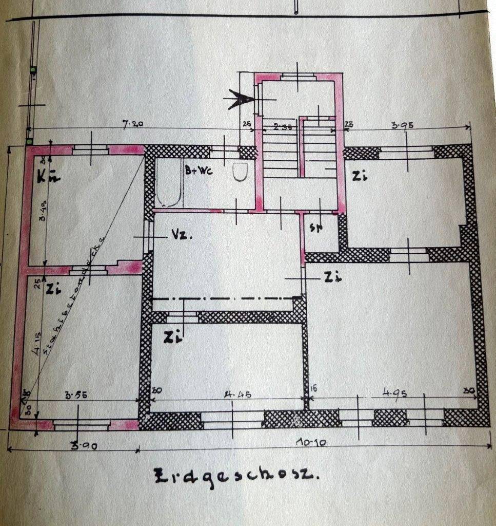 Grundriss des Erdgeschosses mit Zimmern, Bad und Treppenhaus.