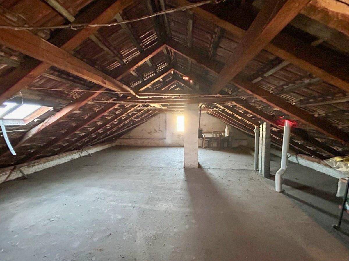 Geräumiger Dachboden mit sichtbaren Holzbalken und viel Potenzial zum Ausbau.