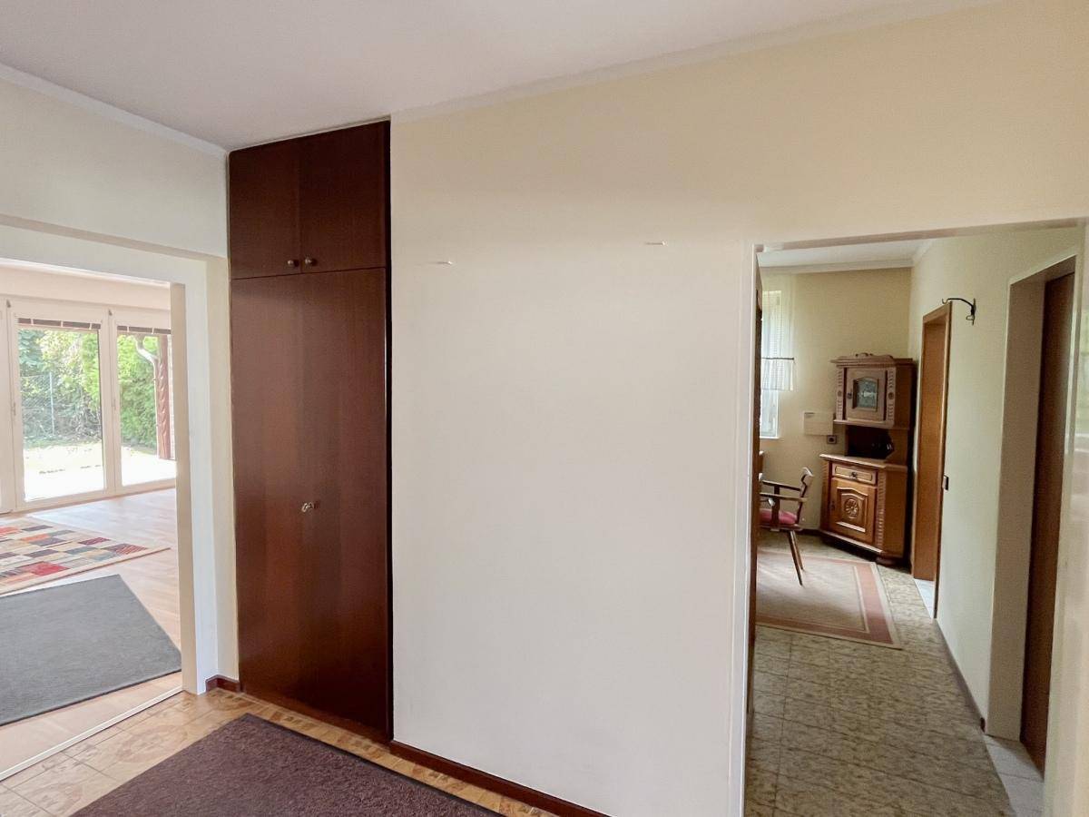 Heller Flur mit Einbauschrank und Blick in angrenzende Zimmer.