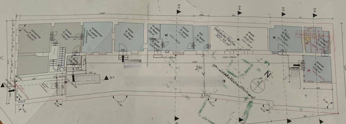 Grundrissplan mit verschiedenen Räumen und Flächenangaben des Gebäudes.