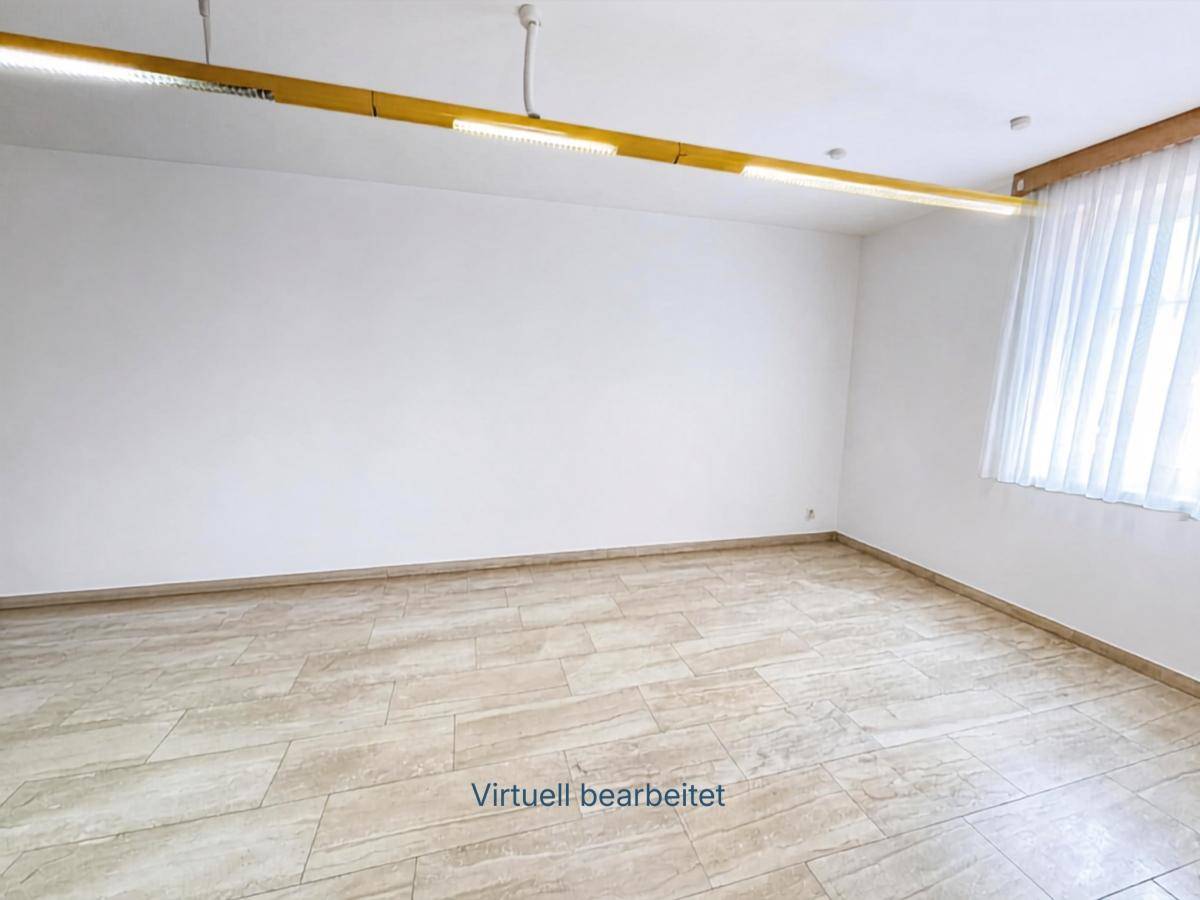 Leerer Raum mit gefliestem Boden und einer einzelnen Deckenleuchte, virtuell bearbeitet.