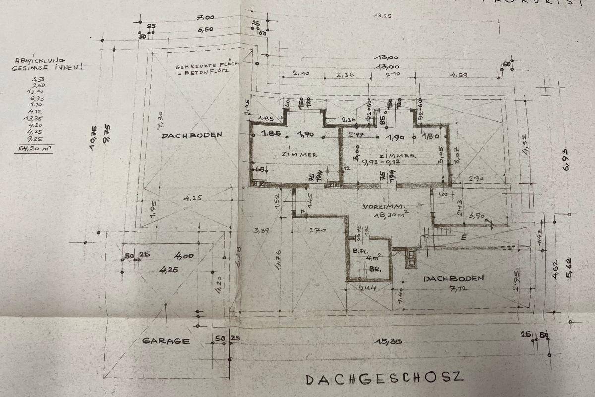 Grundriss des Dachgeschosses mit Zimmern, Dachbodenflächen und Schrägen.