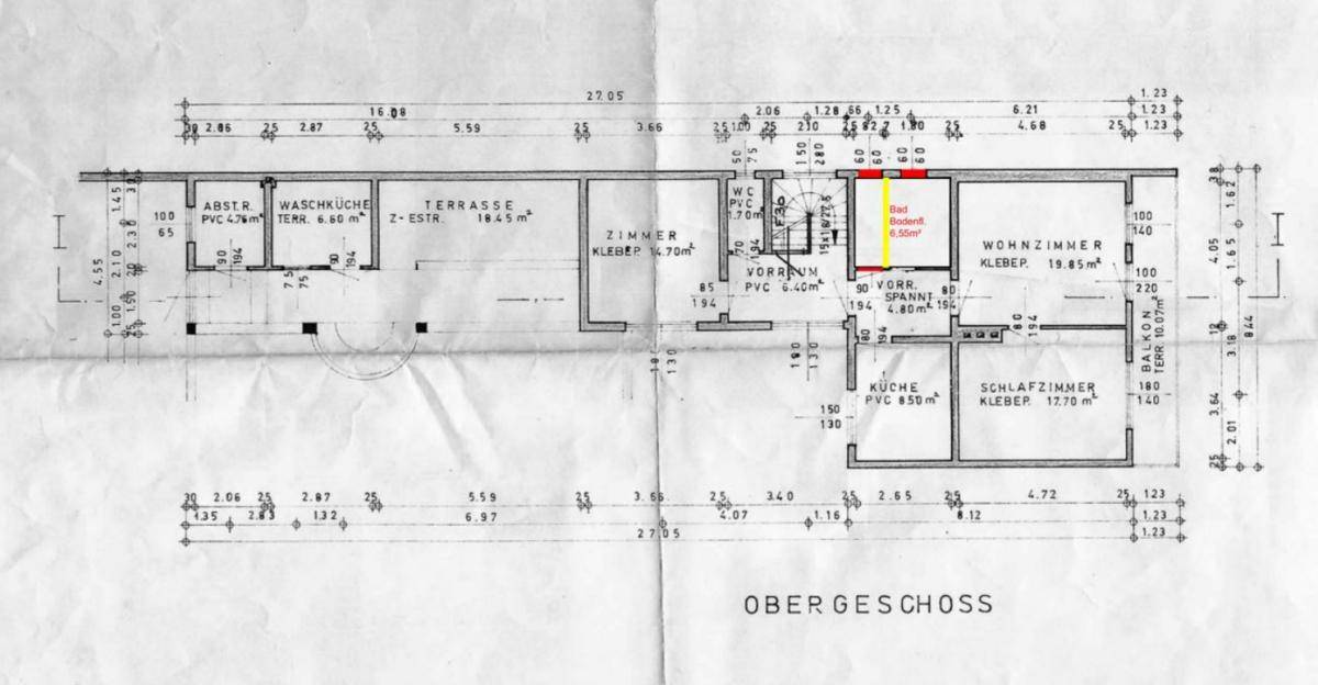 Grundriss des Obergeschosses mit Wohnzimmer, Schlafzimmer, Küche, Bad, Terrasse und Balkon.