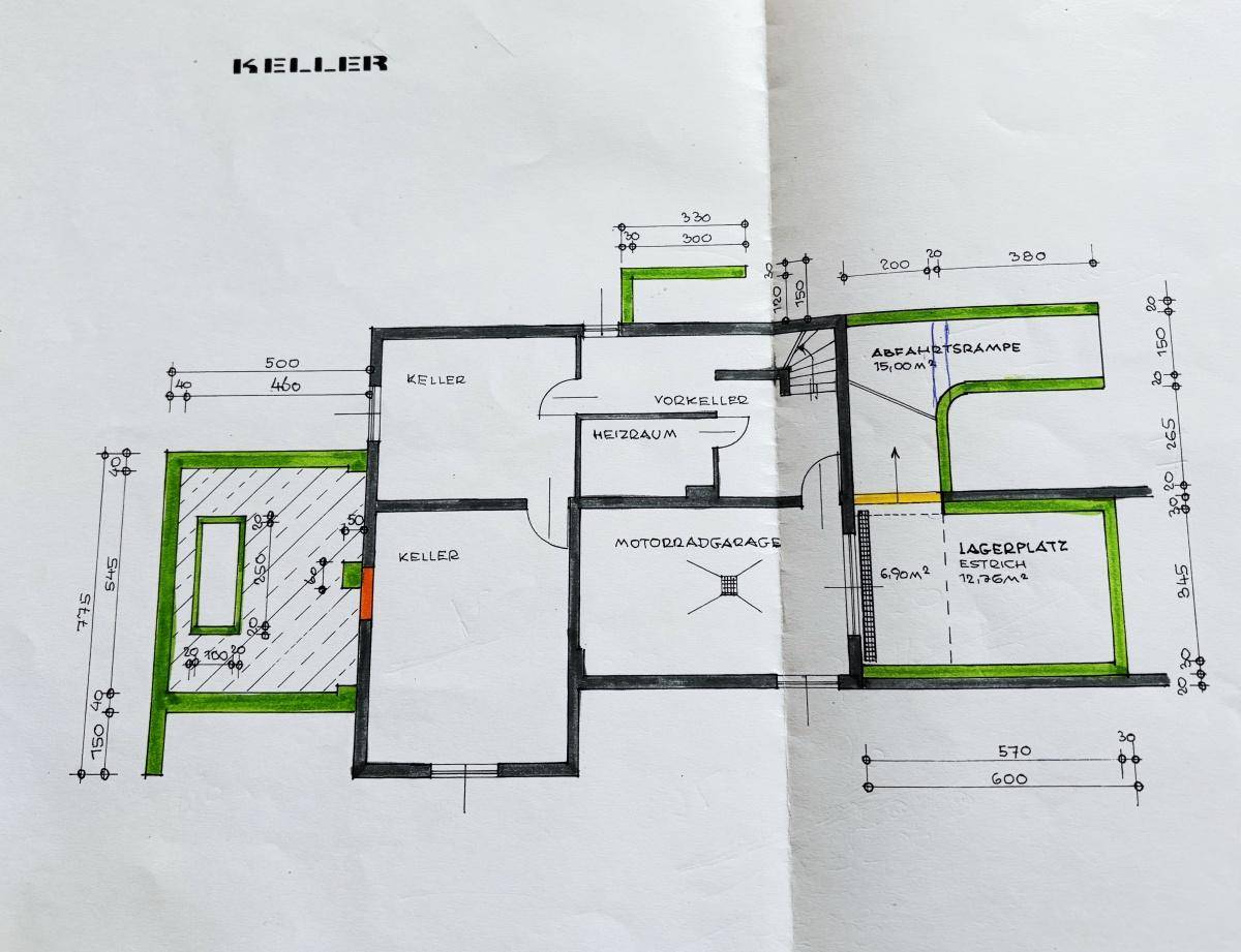Grundriss des Kellers mit Heizraum, Lagerräumen und Motorradgarage.