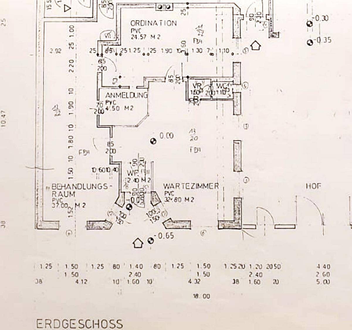 Grundriss des Erdgeschosses mit Behandlungsräumen, Wartezimmer und Anmeldung.