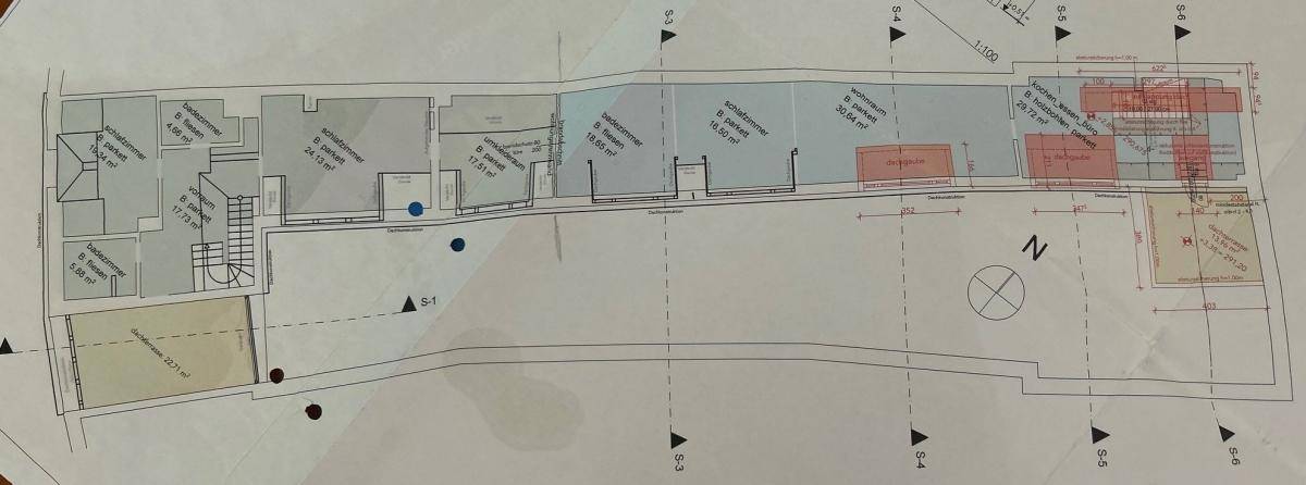 Grundrissplan einer Wohnung mit mehreren Schlafzimmern, offenem Wohnbereich und separatem WC.
