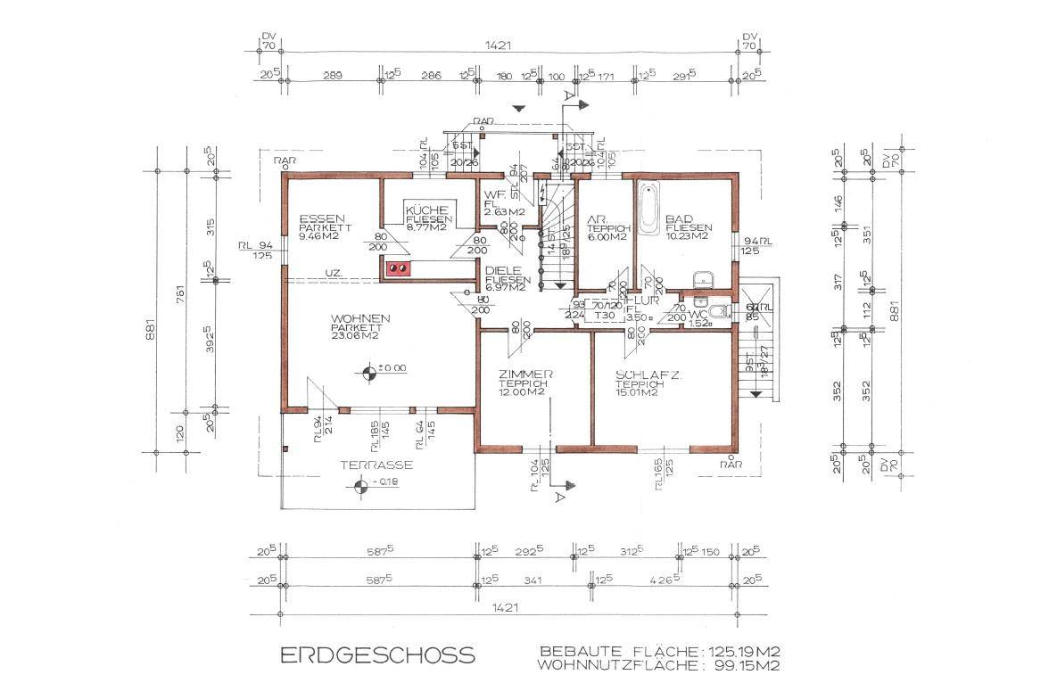 Grundriss des Erdgeschosses mit Wohnzimmer, Küche, Essbereich, Schlafzimmer, Bad und Terrasse.