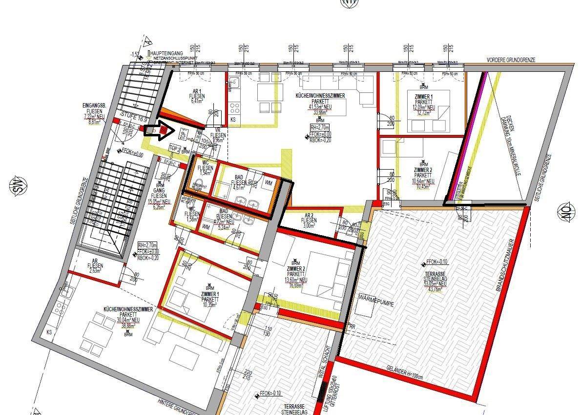 Detaillierter Grundriss einer Wohnung mit mehreren Zimmern, Terrasse und Wärmepumpe.