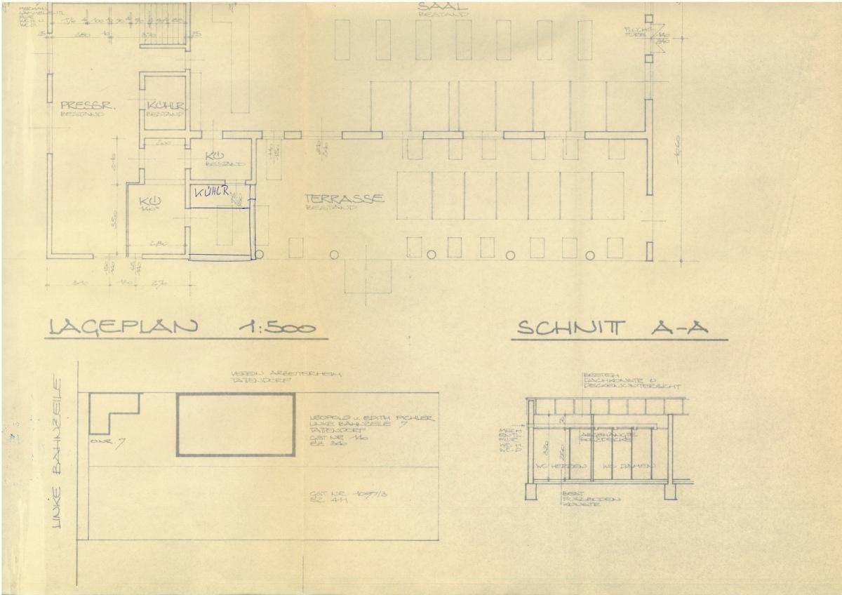 Detaillierter Lageplan und Schnittzeichnung des Erdgeschosses mit verschiedenen Räumen und einer Terrasse.