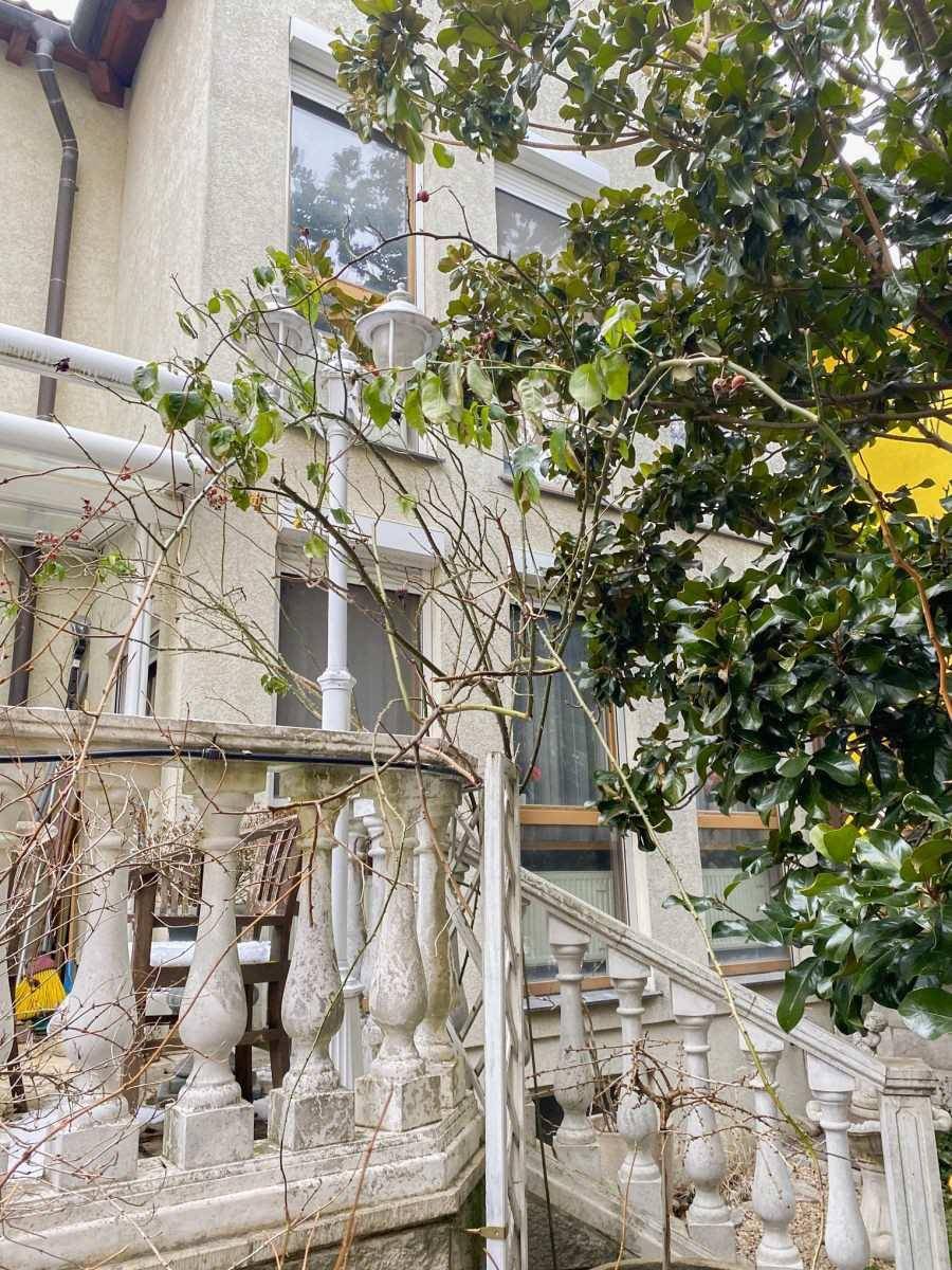 Dekorative Balustrade im Außenbereich mit üppiger Vegetation.