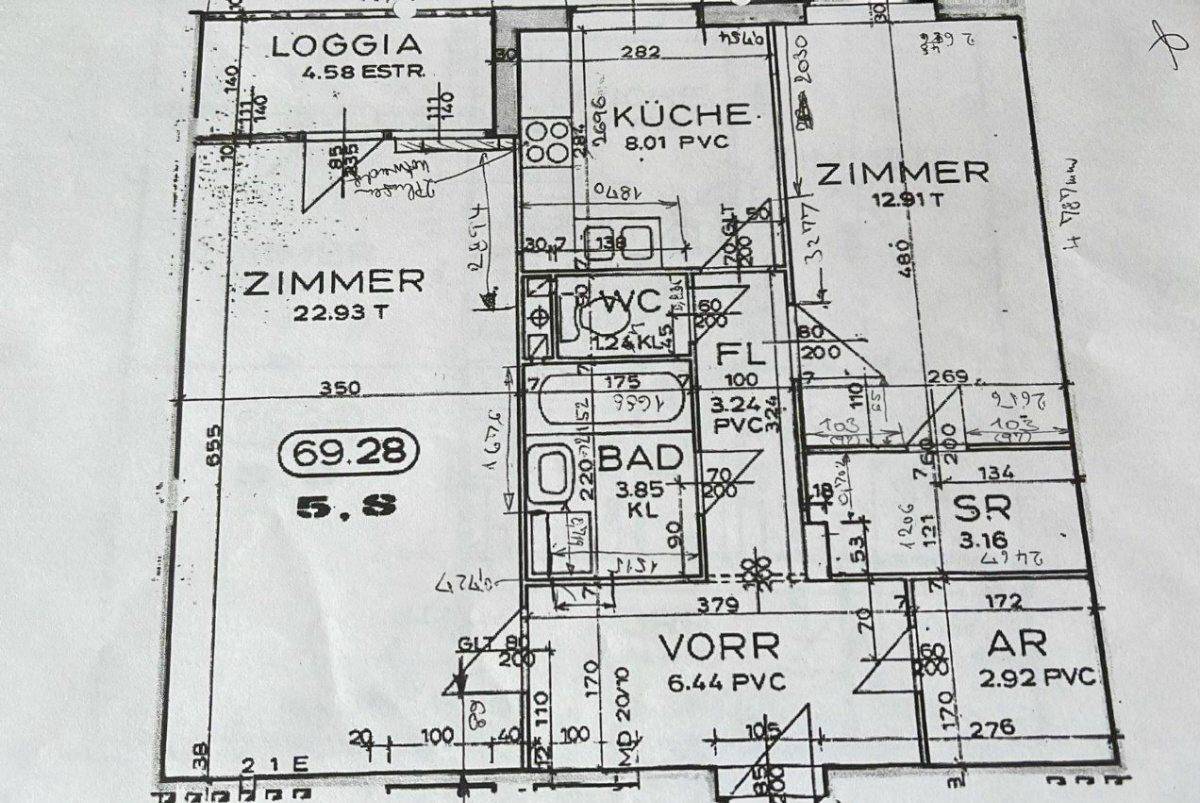 Grundriss der Wohnung mit Zimmern, Küche, Bad, WC und Loggia.