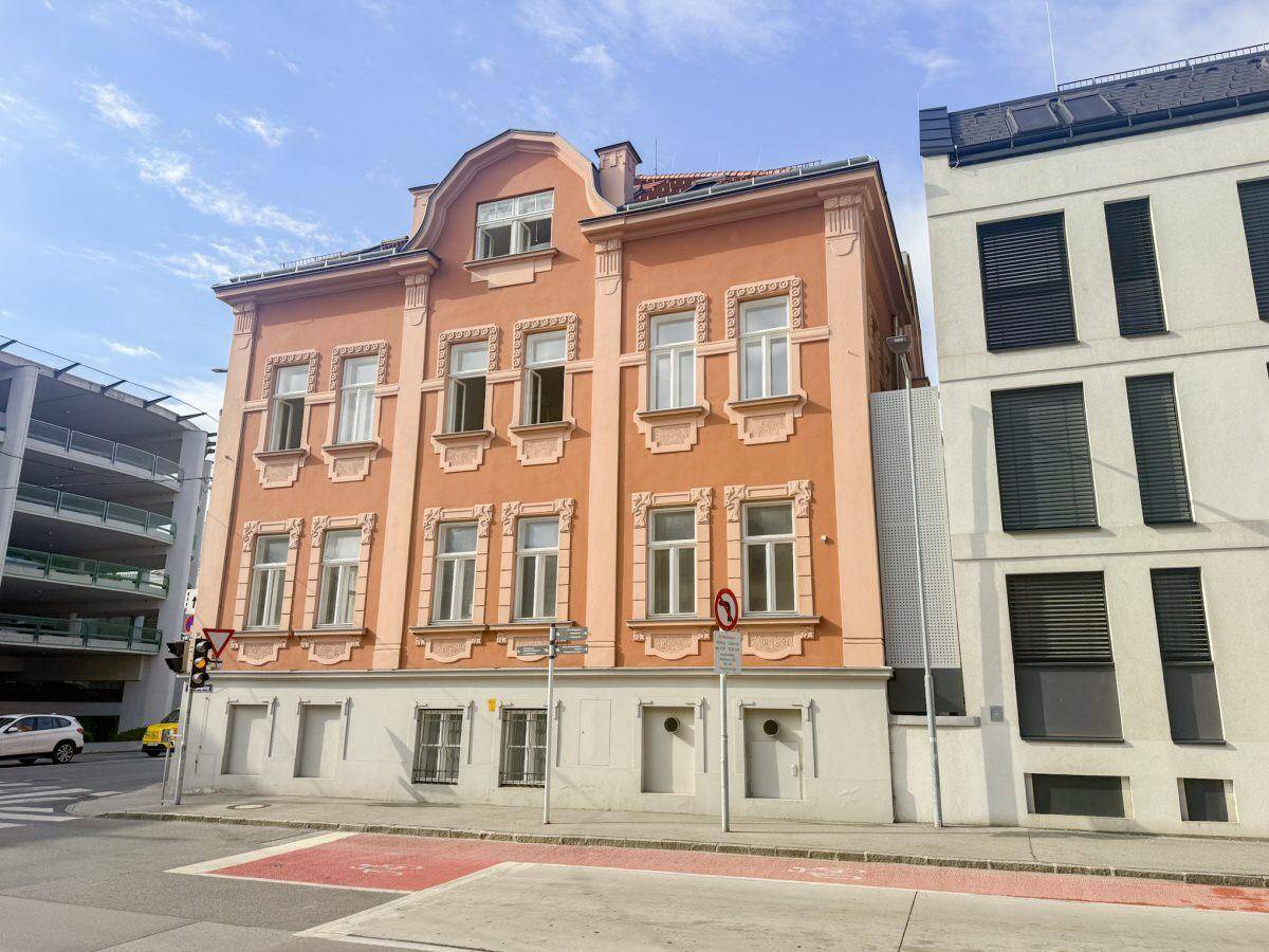 Ansicht des historischen Gebäudes von der Straße mit angrenzendem modernen Bau.