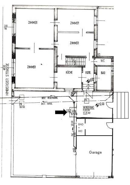 Detaillierter Grundriss eines Hauses mit vier Zimmern, separater Küche, zwei Bädern, Gäste-WC und integrierter Garage.