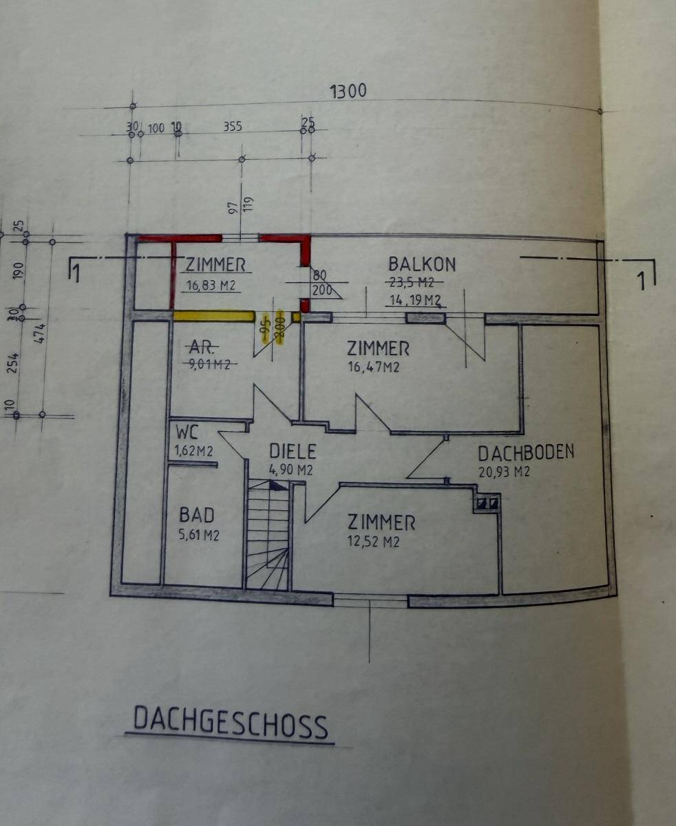 Grundriss des Dachgeschosses mit drei Schlafzimmern, Bad, WC, Abstellraum, Dachboden und Balkon.
