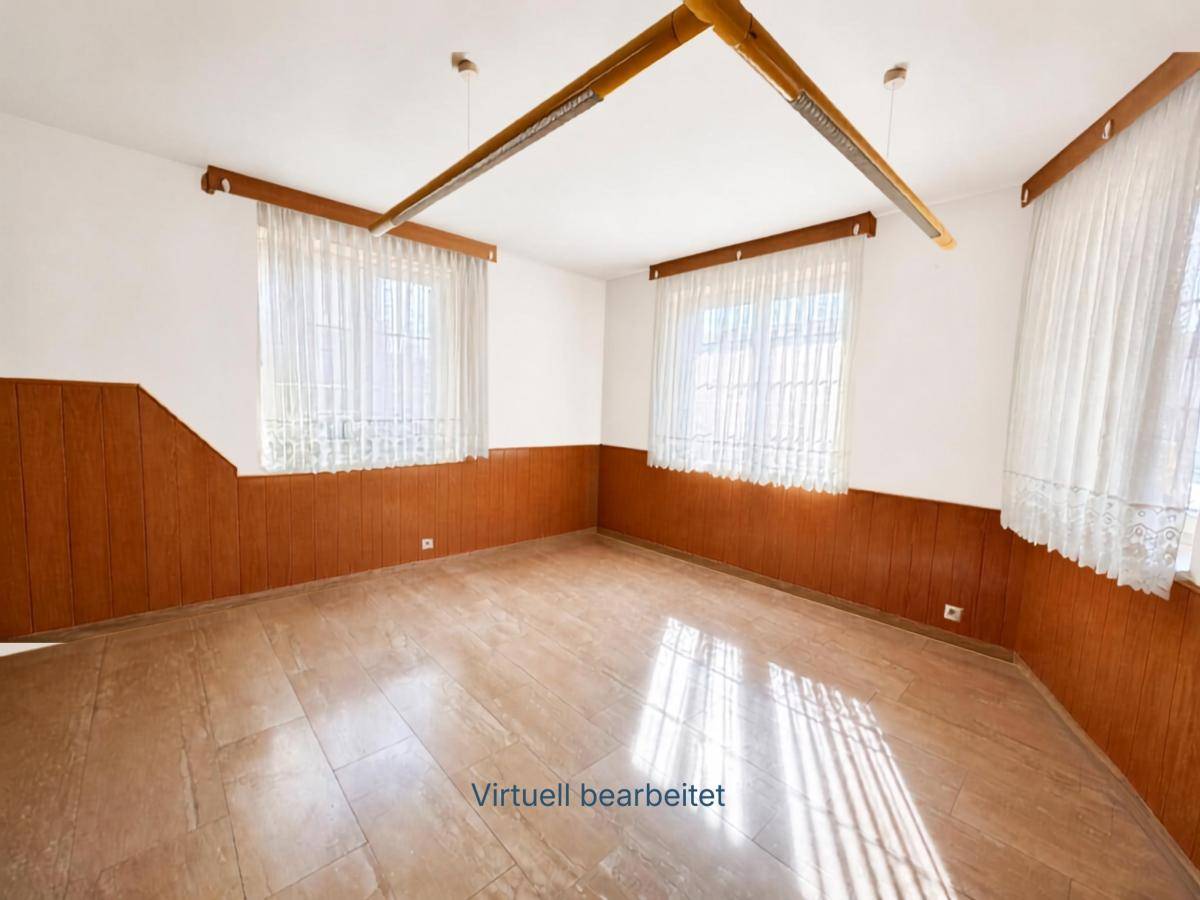Leerer Raum mit gefliestem Boden und Holzvertäfelung an den Wänden, virtuell bearbeitet.
