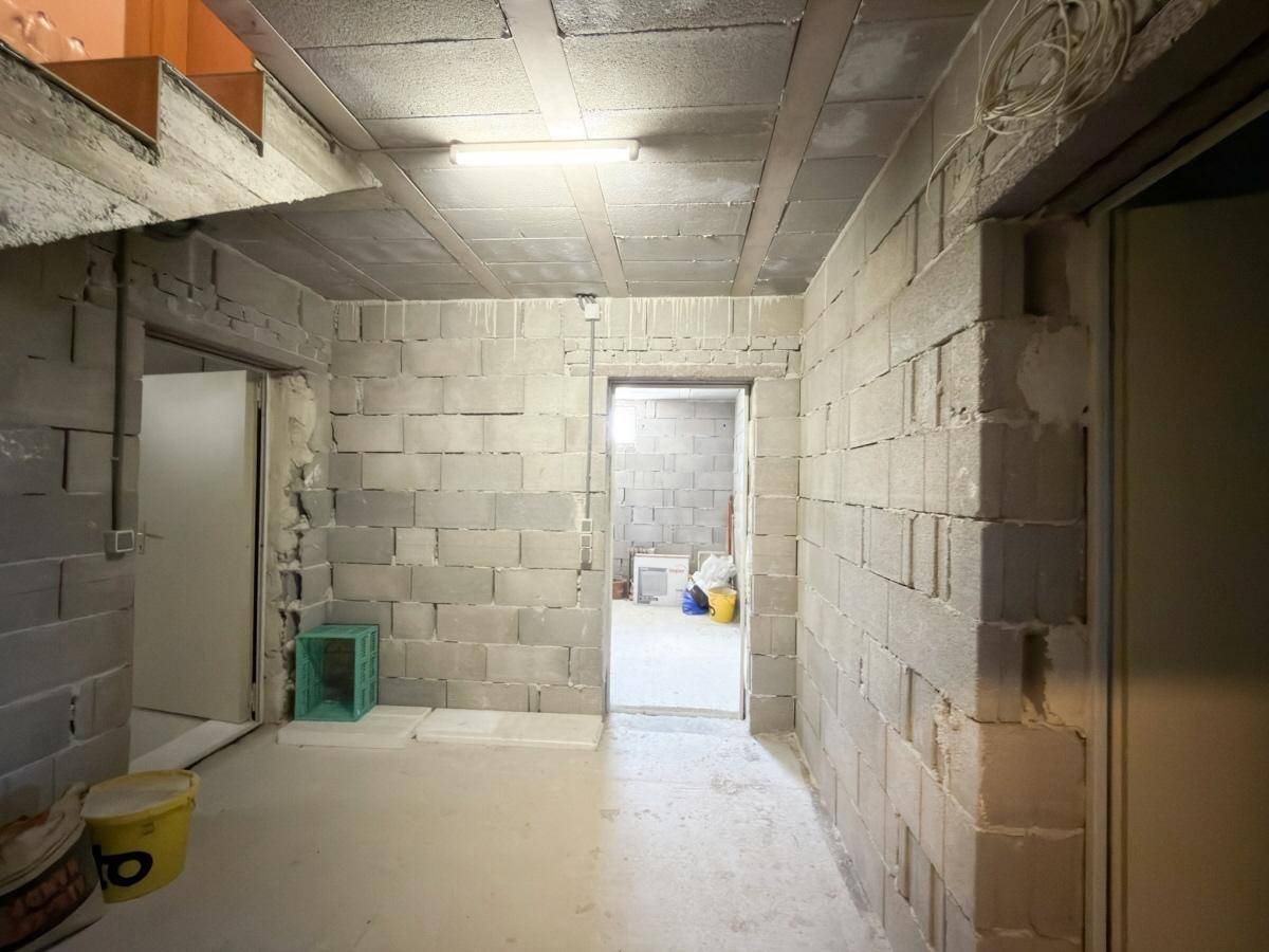 Unausgebauter Kellerraum mit Betonwänden und -decken, bereit für Ausbau.