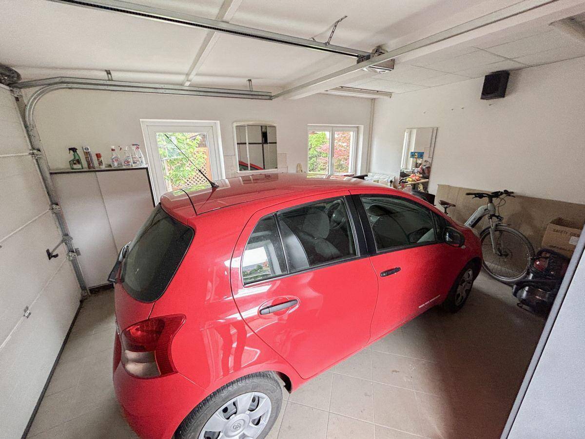 Geräumige Garage mit Platz für ein Fahrzeug und zusätzlichen Stauraum.