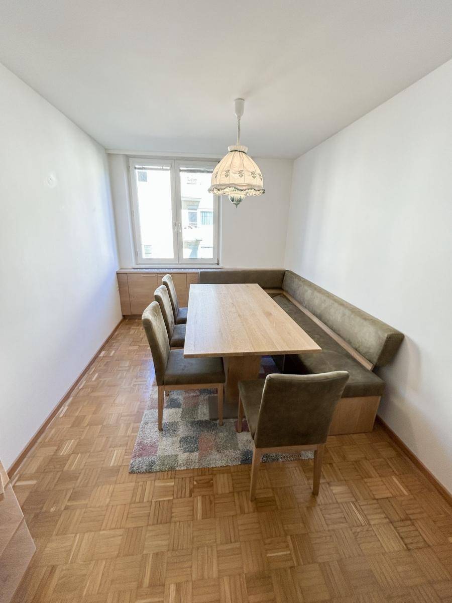Gemütlicher Essbereich mit Eckbank, Holztisch und Stühlen, ideal für Familienmahlzeiten.