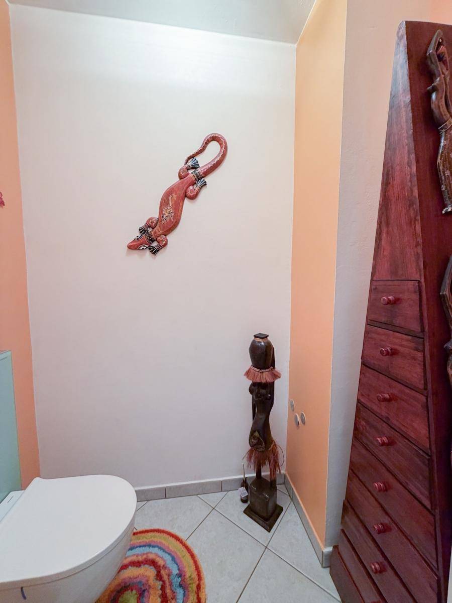 Separate Toilette mit farbigen Wänden und dekorativen Elementen.