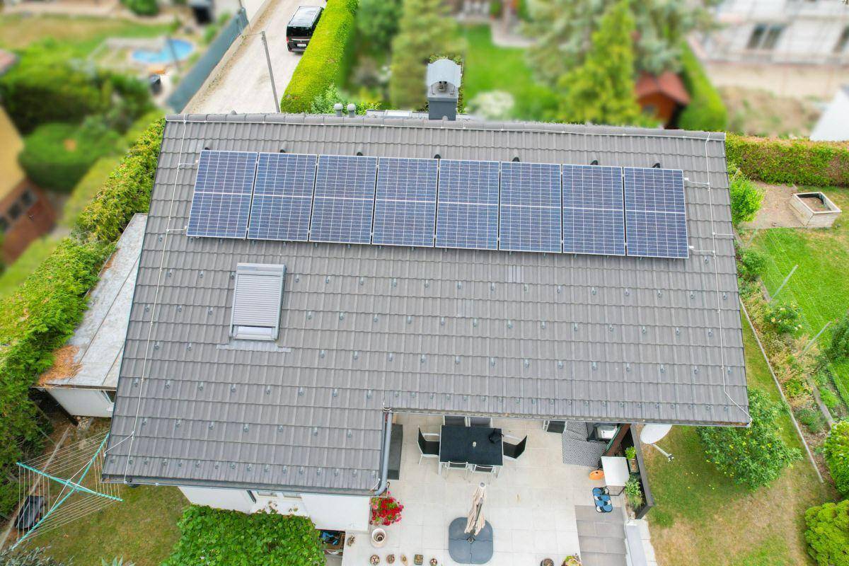 Dachansicht des Hauses mit Photovoltaikanlage und angrenzender Terrasse.