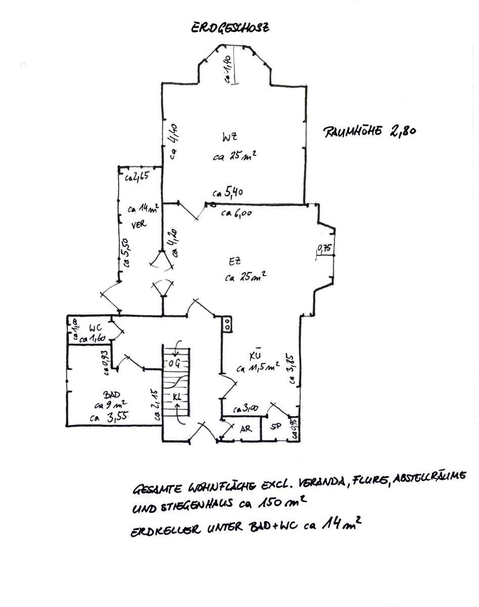 Handgezeichneter Grundriss des Erdgeschosses mit Wohn- und Essbereich.
