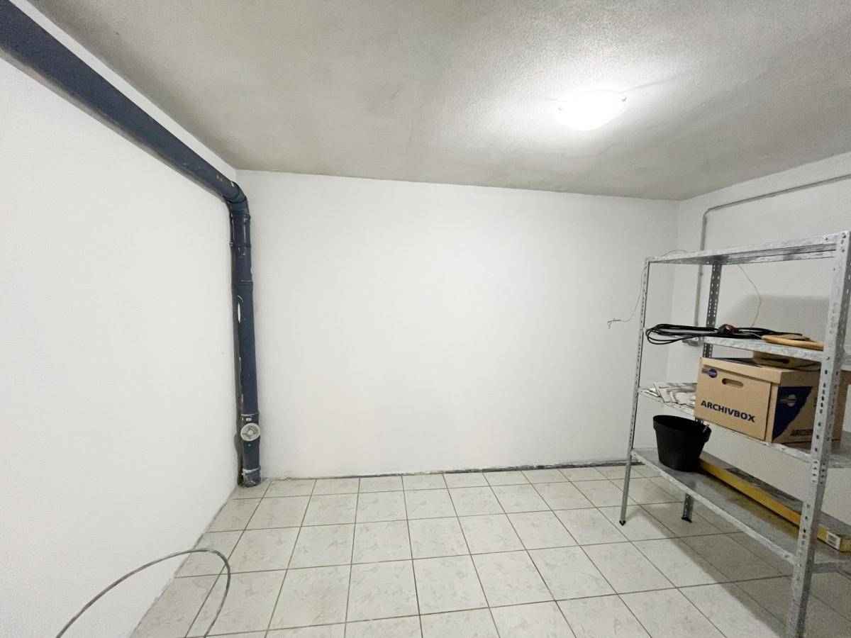 Praktischer Abstellraum im Keller mit Regalen für zusätzlichen Stauraum.