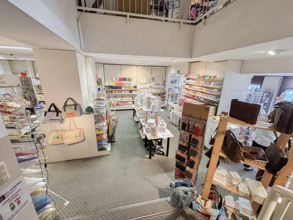 Blick von oben auf den Verkaufsraum mit verschiedenen Auslagen und Regalen.