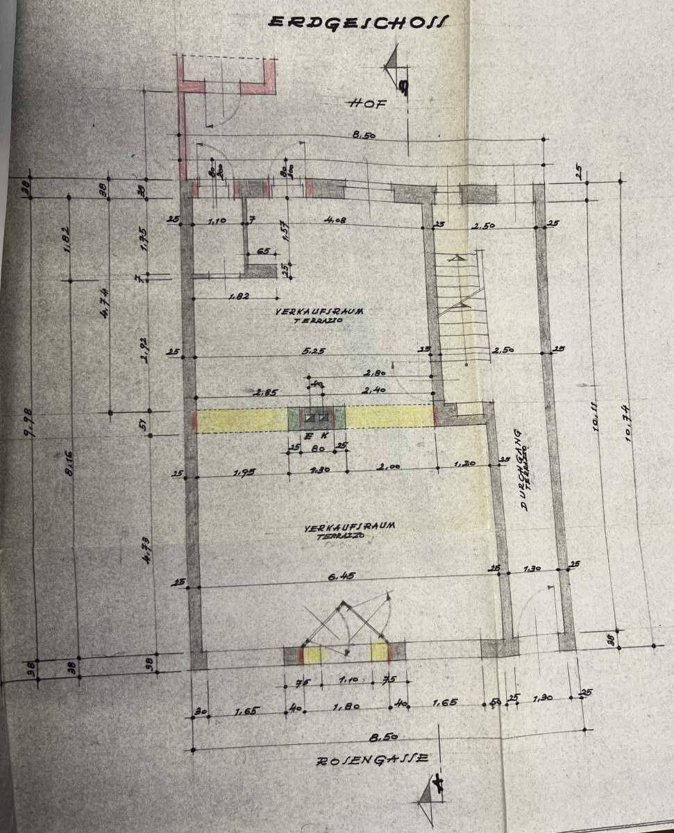 Grundriss des Erdgeschosses mit Verkaufsräumen und Zugang zu einem Innenhofbereich.