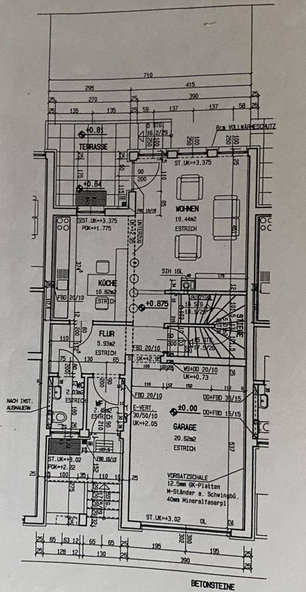 Grundriss des Erdgeschosses mit Wohnbereich, Küche, Terrasse und Garage.