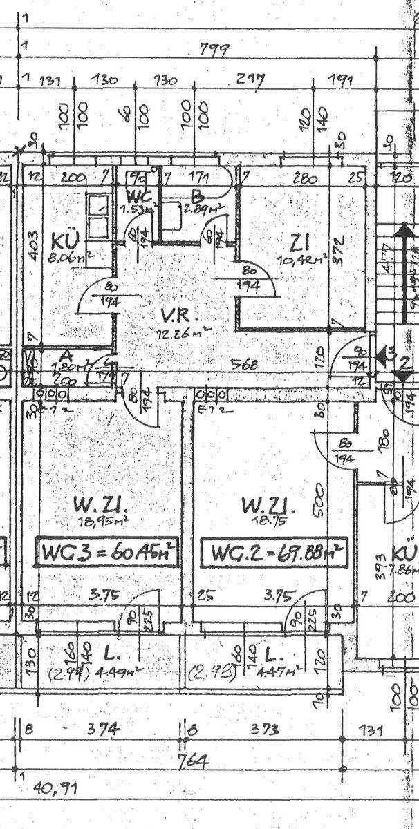 Technischer Grundriss mit detaillierten Maßen und Raumbezeichnungen für zwei Wohnungen.