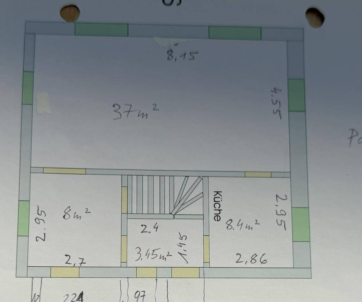 Handgezeichneter Grundriss einer Etage mit Küche und Treppenhaus, inklusive Maßen.