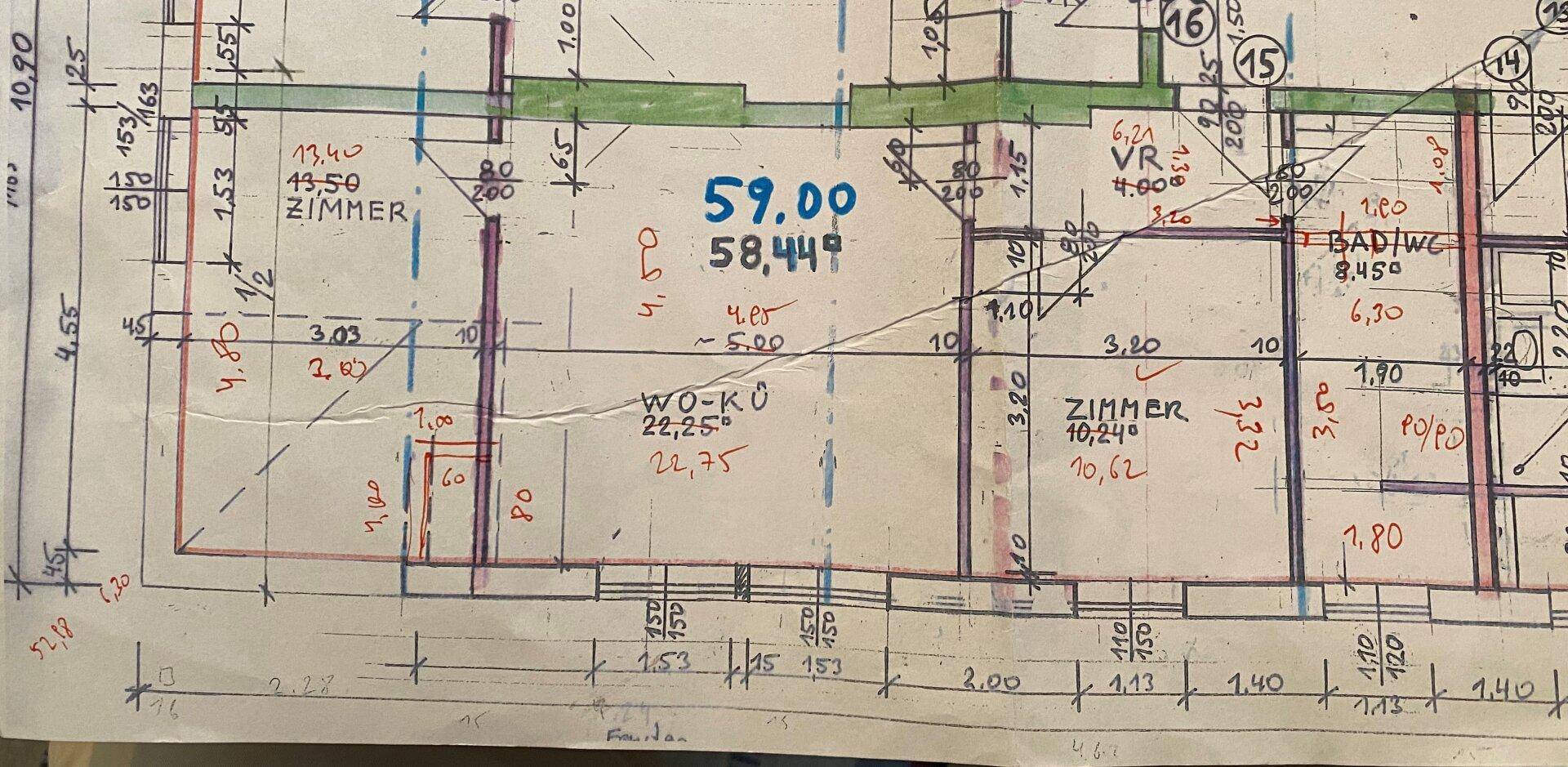 Handgezeichneter Grundriss mit Raumaufteilung und Bemaßungen der Wohneinheit.