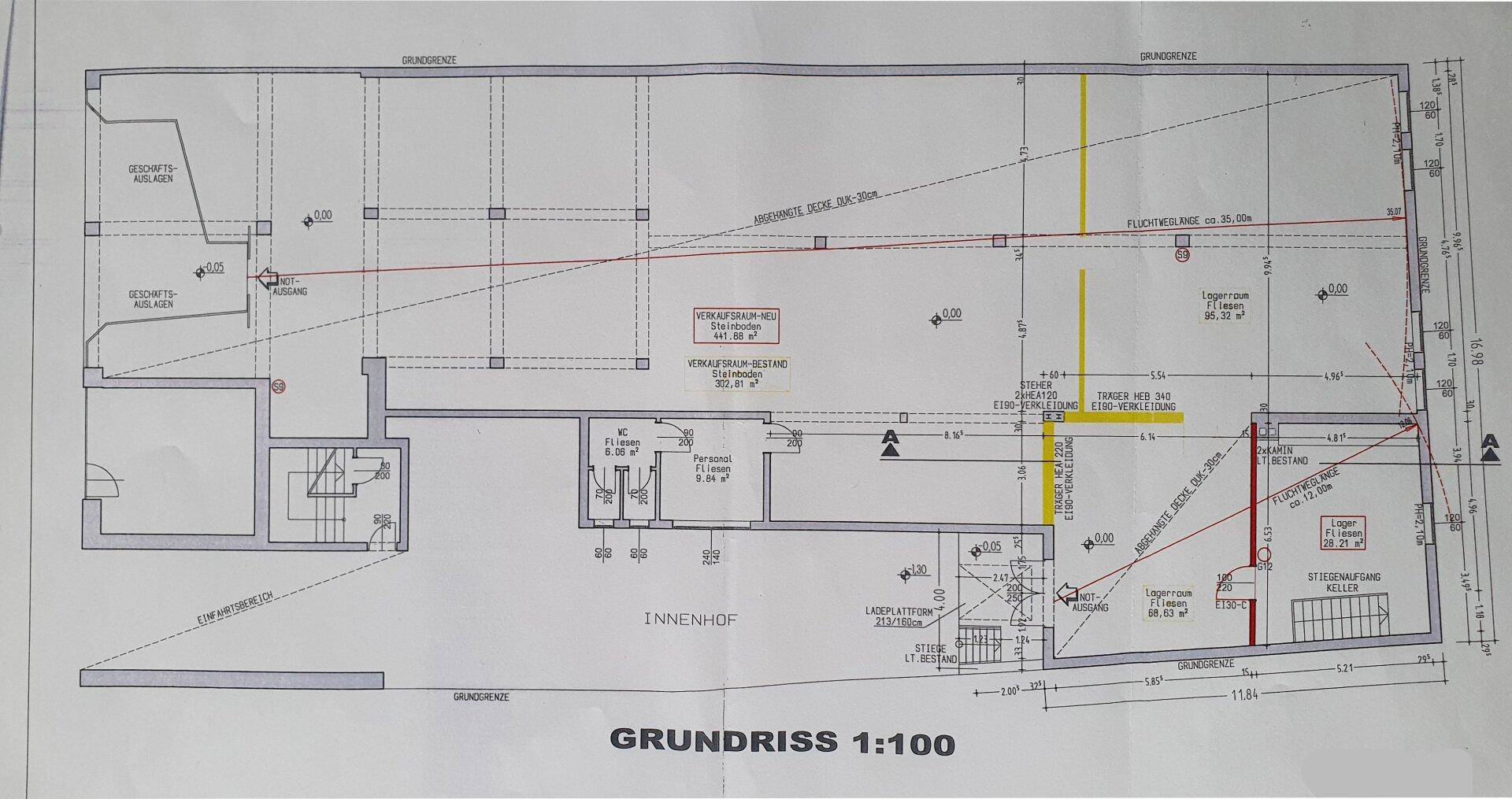 Detaillierter Grundriss eines Gewerbeobjekts mit Verkaufs- und Lagerflächen sowie einem Innenhof und Kellerzugang.