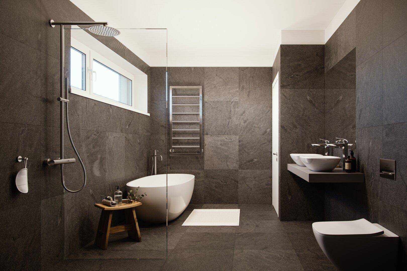 Modernes Badezimmer mit dunklen Fliesen, freistehender Badewanne und Regendusche.