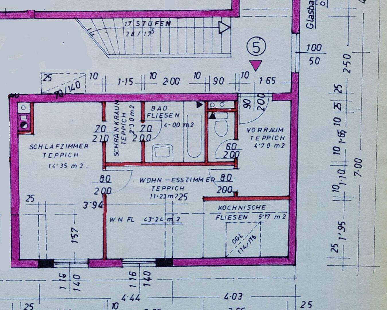 Detaillierter Grundriss einer Wohnung mit Schlafzimmer, Bad, Wohn-Esszimmer und Kochnische.