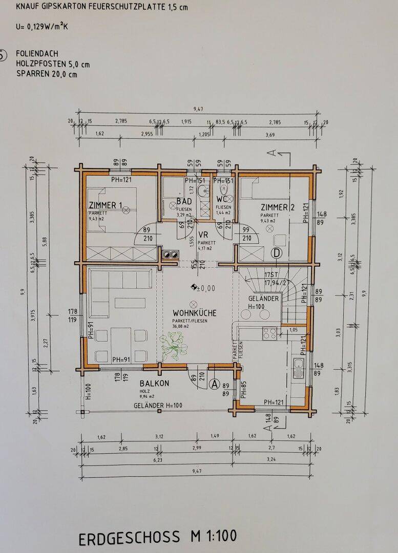 Grundriss des Erdgeschosses mit Wohnküche, zwei Zimmern, Bad und Balkon.