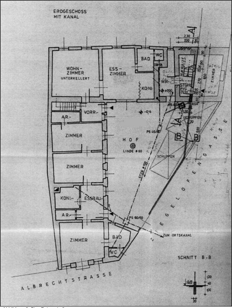 Detaillierter Grundriss des Erdgeschosses mit verschiedenen Zimmern und Hofbereich.