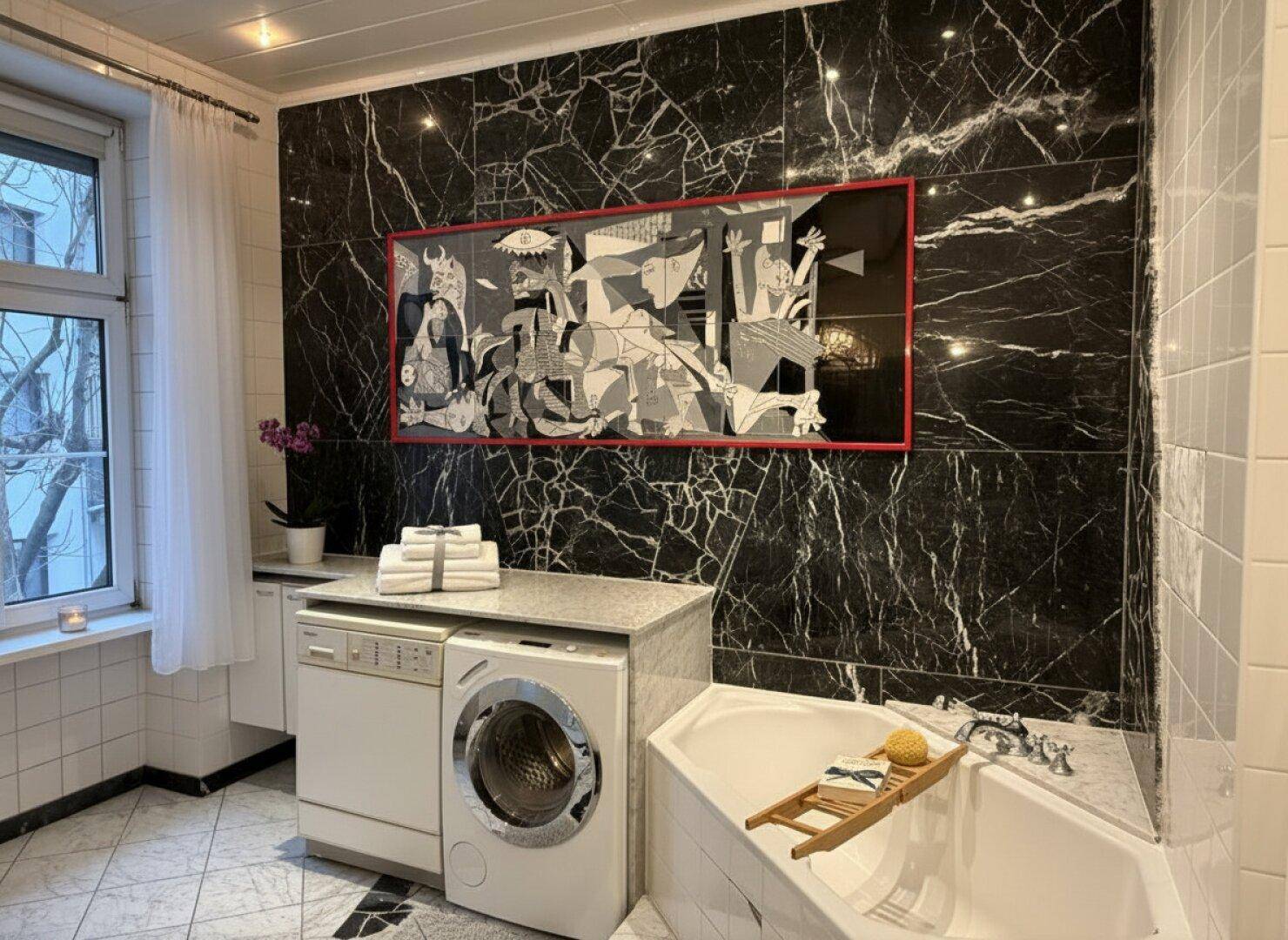Badezimmer mit Eckbadewanne, Waschmaschine und Trockner sowie einem Fenster.