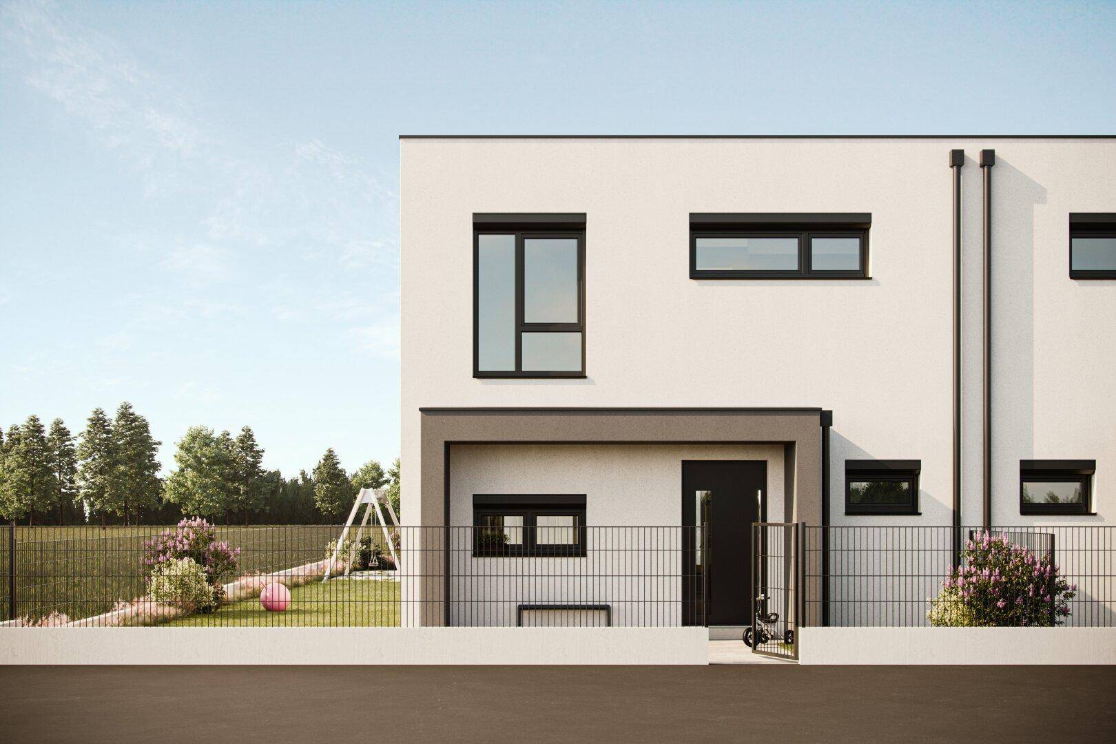 Moderne Hausfassade mit dunklen Fenstern und einem kleinen Vorgarten mit Spielplatz.