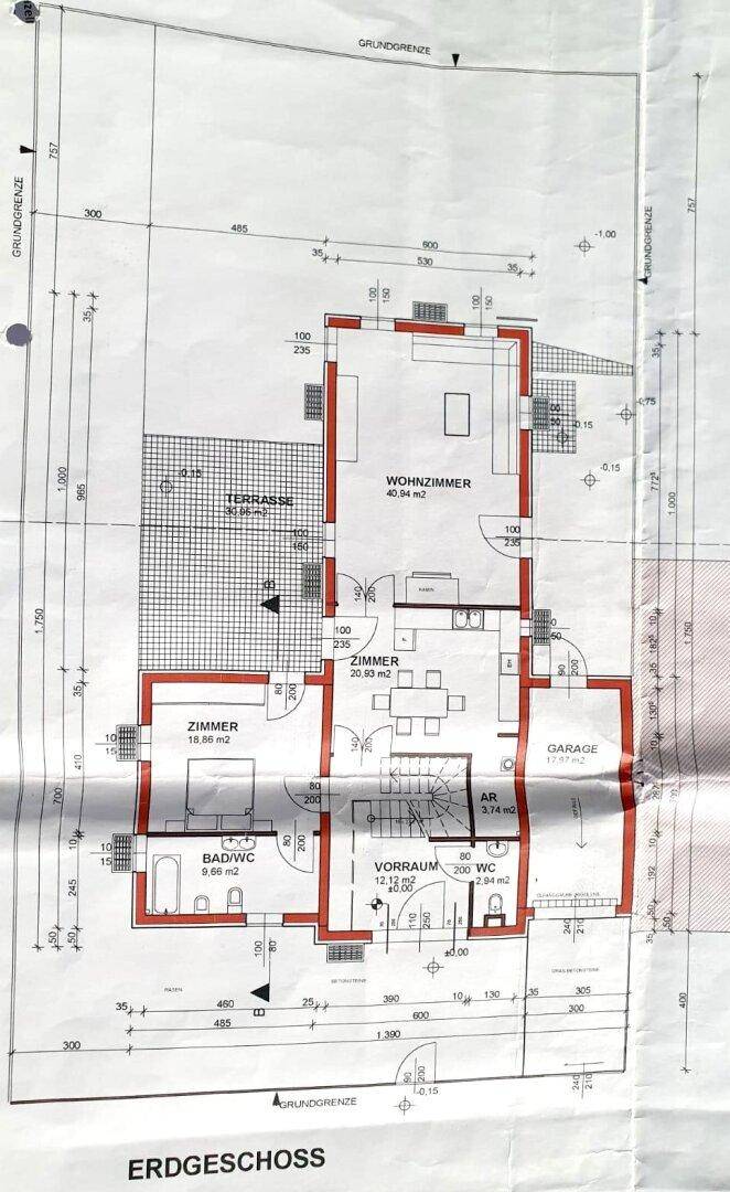 Grundriss des Erdgeschosses mit Wohnzimmer, Terrasse, Garage und Gäste-WC.
