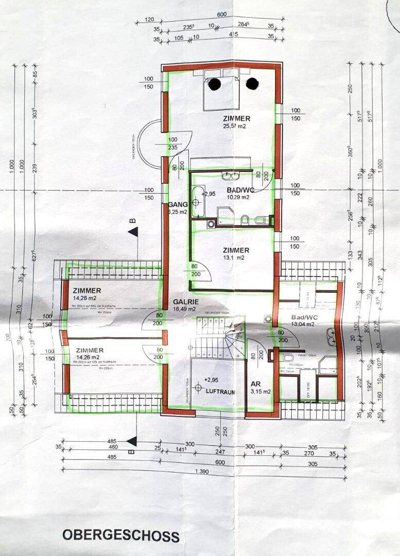 Grundriss des Obergeschosses mit mehreren Schlafzimmern, Bädern und Balkonzugang.