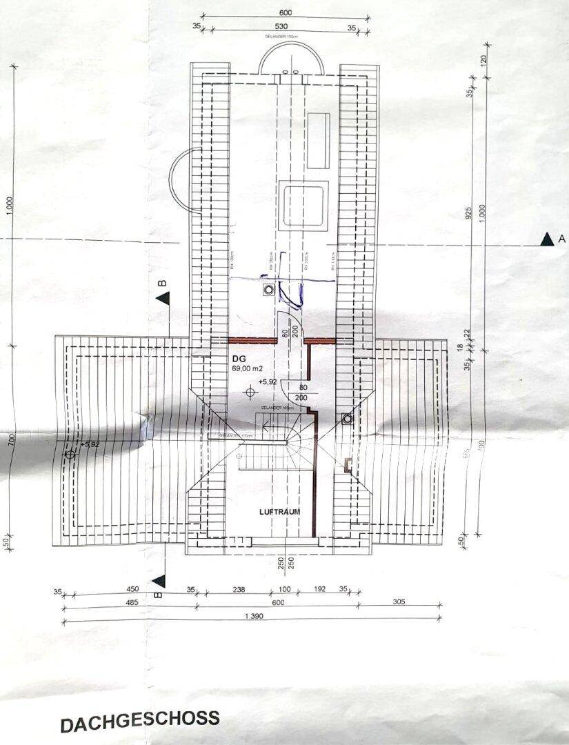 Grundriss des Dachgeschosses mit offenem Luftraum und Dachschrägen.