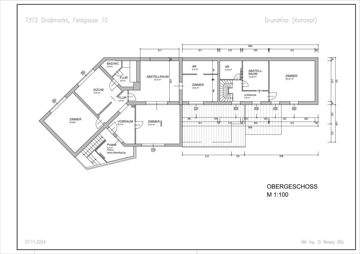 Grundriss des Obergeschosses mit Schlafzimmern, Bad, Abstellraum und Flur.