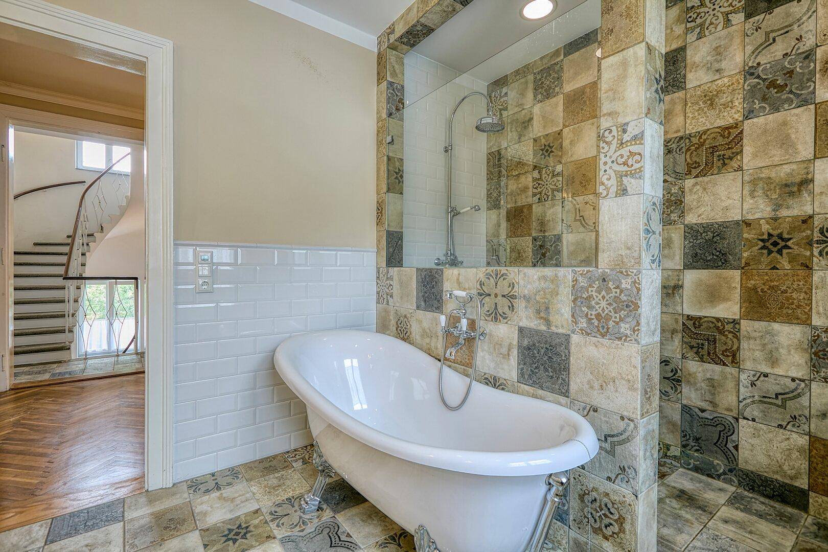 Elegantes Badezimmer mit freistehender Badewanne und begehbarem Duschbereich.