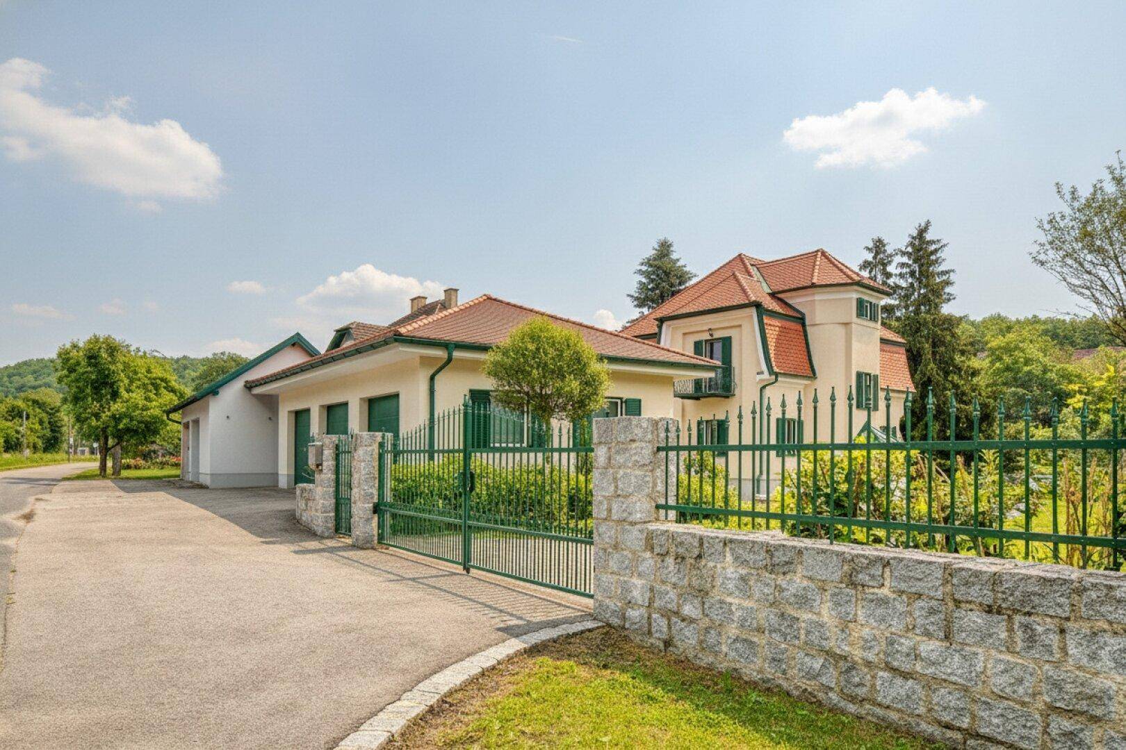 ++ Leben am Wasser, wohnen im Grünen: Einzigartige Landhausvilla in Gars am Kamp mit eigenem Badesteg, Pool &amp; Sauna ++ - Ansicht 2