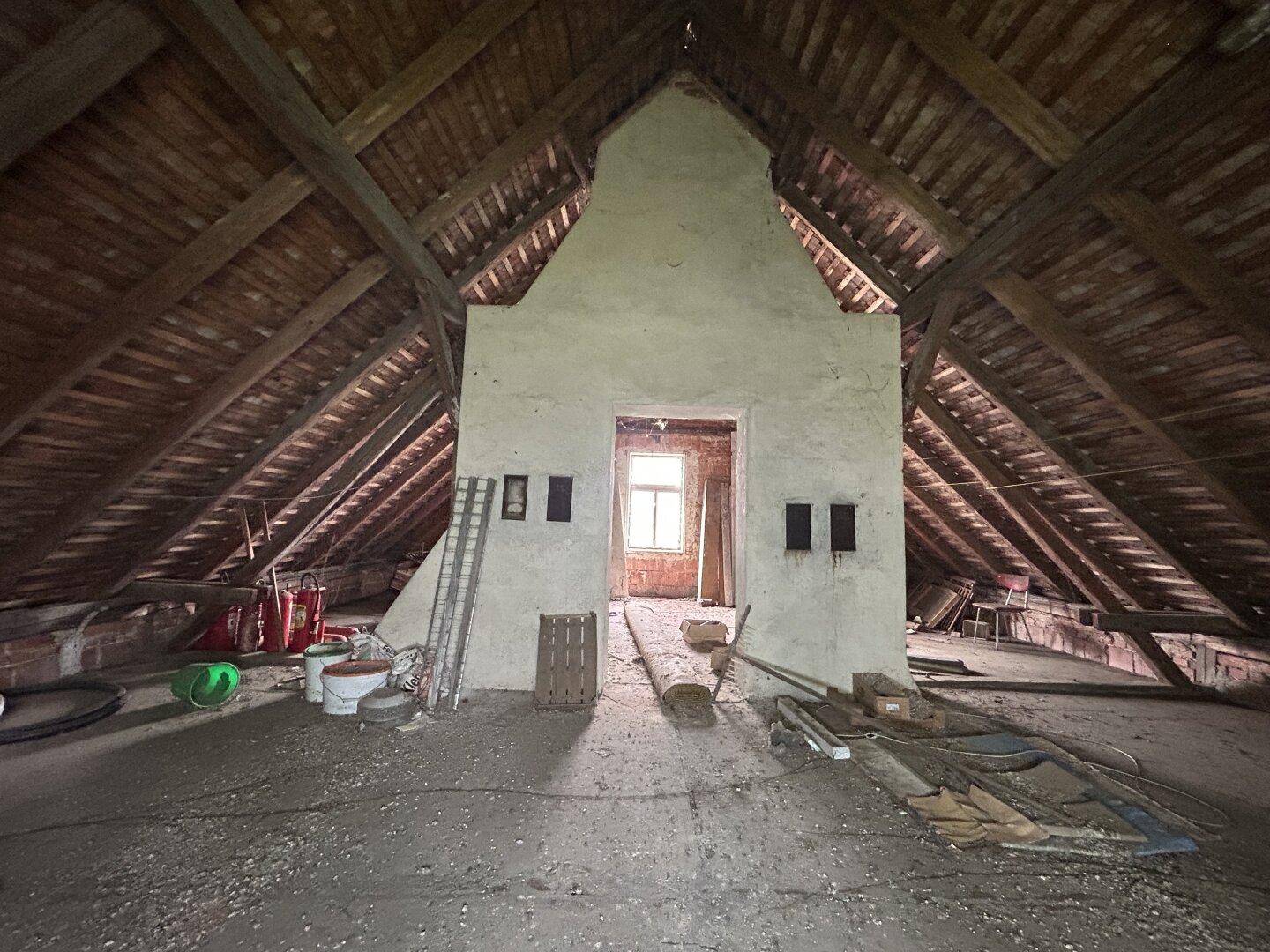 Geräumiger Dachboden mit sichtbaren Holzbalken und viel Potenzial für Ausbau.