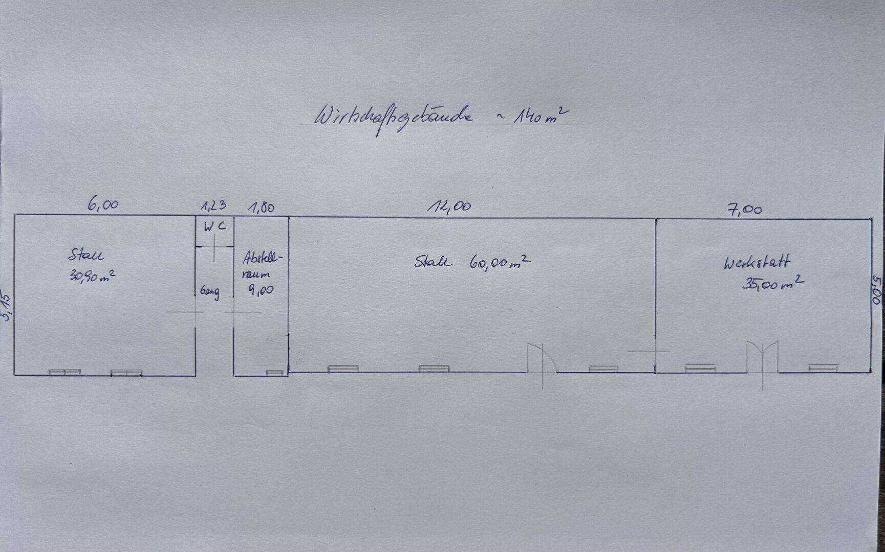Grundriss eines Wirtschaftsgebäudes mit Stallungen, Werkstatt und Abstellraum.